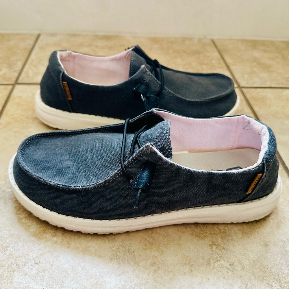 Hey Dude Size 7 Women🩶